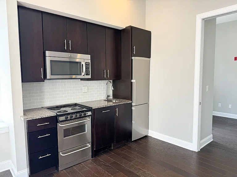 115 S 21st St #302 — Photo 2