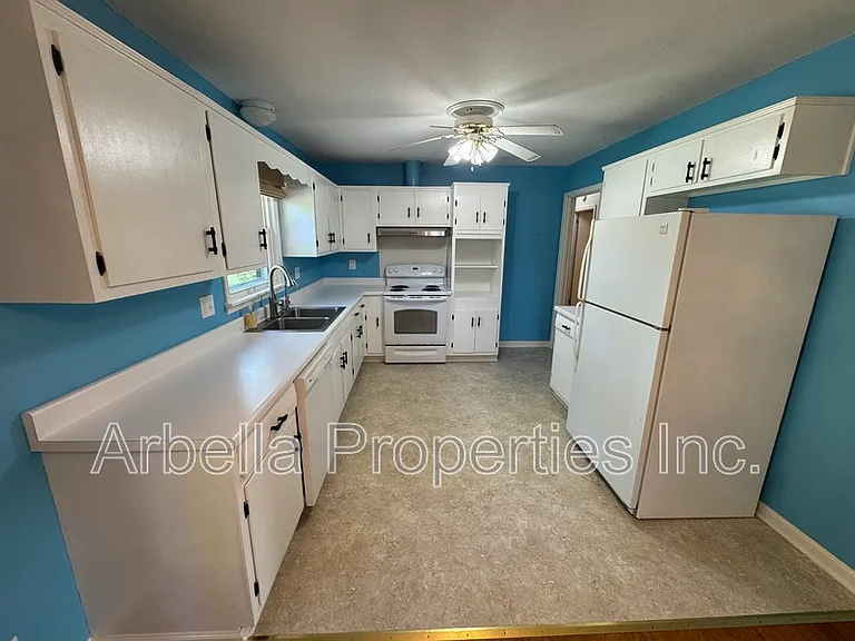 1713 Seward Dr — Photo 8