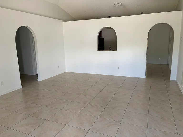 1682 SW Glacador Ave — Photo 3