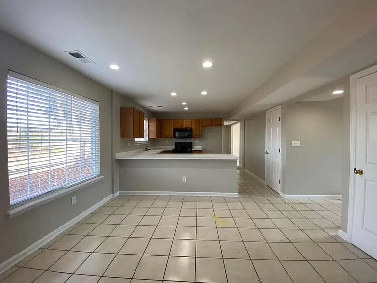 2052 Blackhorse Ln — Photo 2
