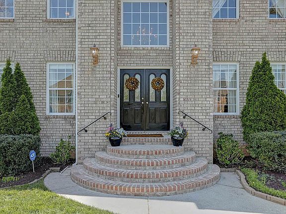 2nd image of 520 Vespasian Cir