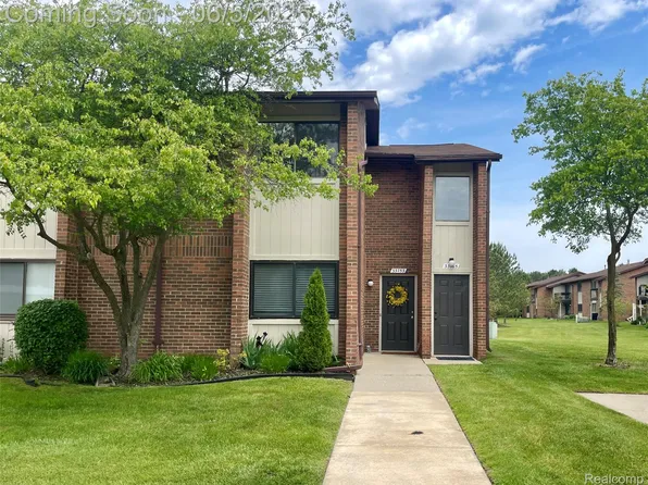 33765 Pondview Cir, Livonia, MI 48152
