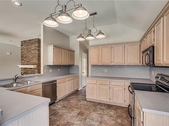 3rd image of 1004 Granview Dr