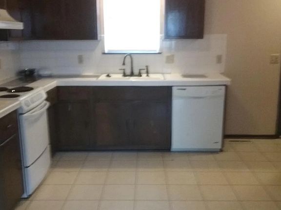 3rd image of 776 N Mount Carmel Ave