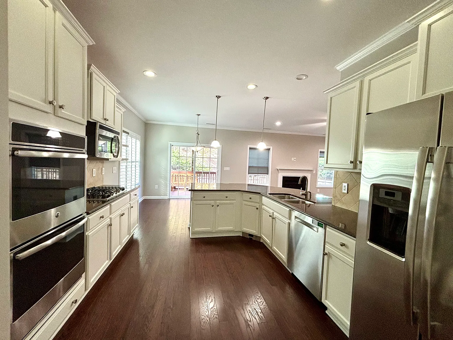 4 bed, 2440 sqft, $2,900 — Photo 4
