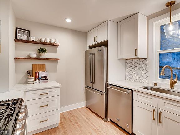 3rd image of 3025 Lake Shore Blvd
