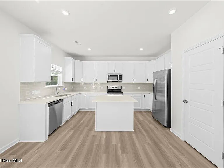 423 Bassett Ln — Photo 8