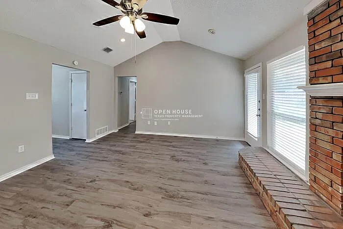 3 bed, 2.0 bath, 1419 sqft, $2,400 — Photo 4