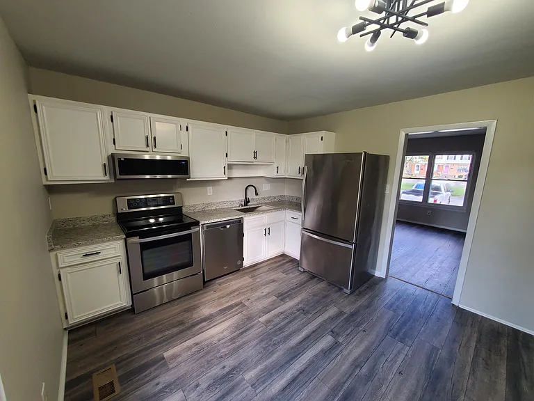 Eat-in Kitchen