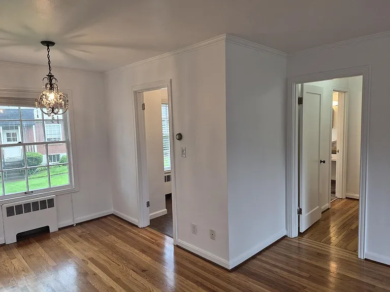 Broadmoor Manor — Photo 30