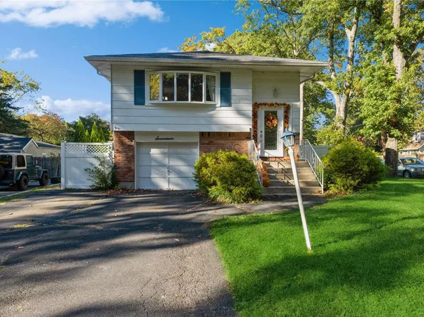 17 Edgewood Avenue, Nesconset, NY 11767