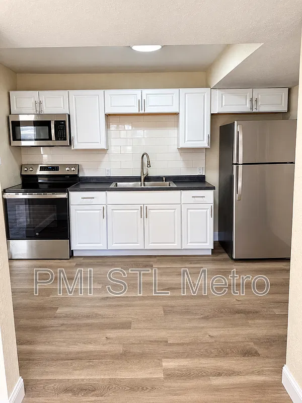 3 bed, 1.0 bath, 927 sqft, $1,400 — Photo 3