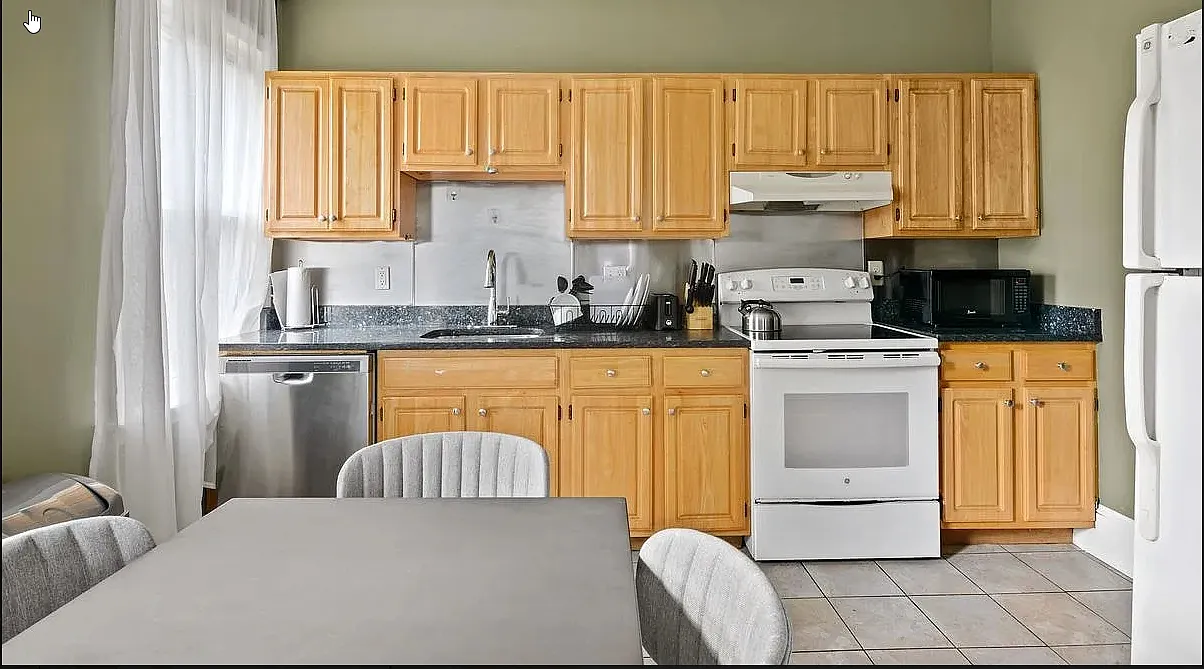 6 bed, 2500 sqft, $5,400 — Photo 1