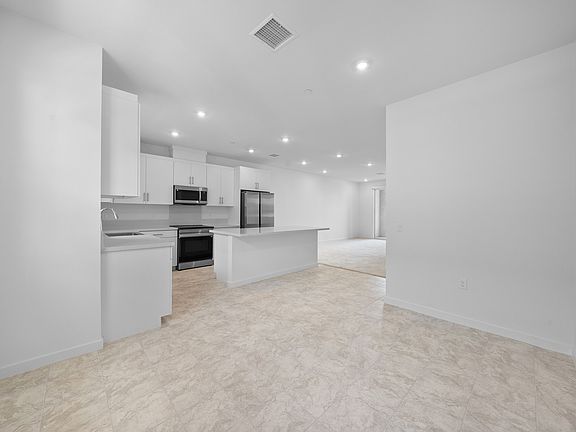 5th image of 109 S Laxore St #304