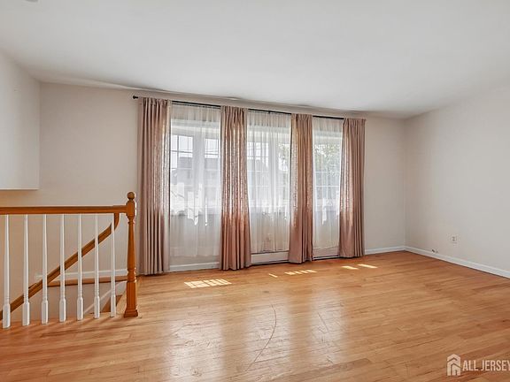 5th image of 18 Carlton Ave