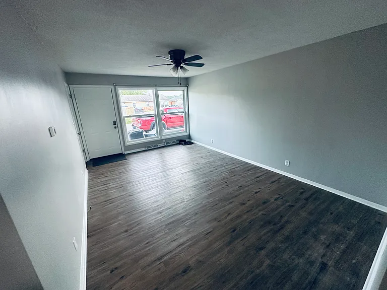 1933 Chateau Dr — Photo 2