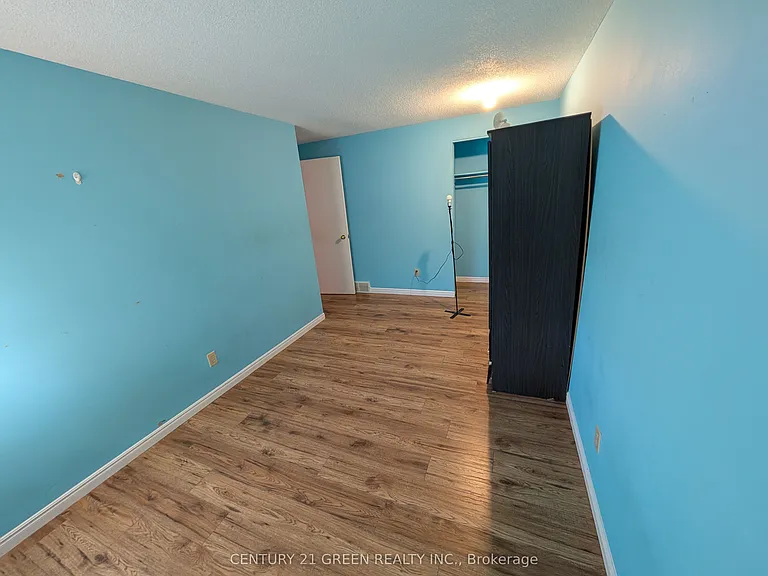 61 Ashley Cres — Photo 35