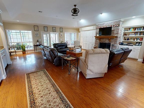 4th image of 904 Belle Arbes Dr