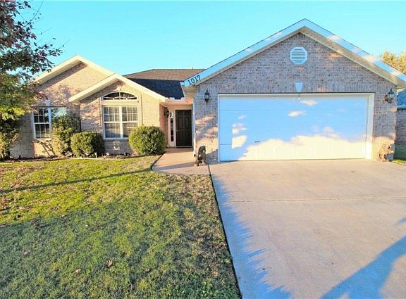 2nd image of 1019 Applewood Cir