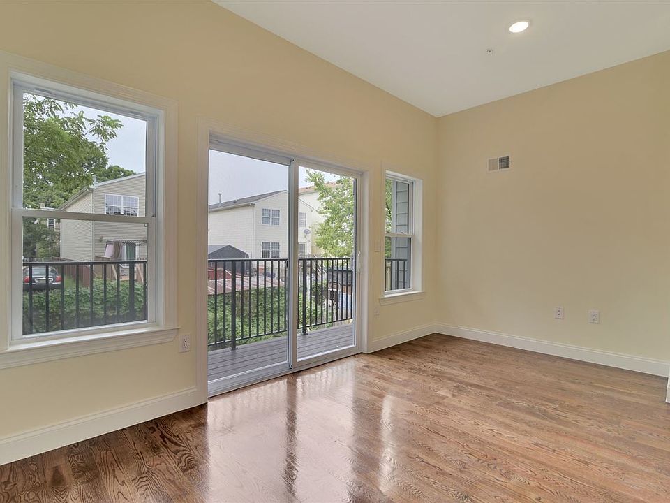 1st image of 161 Pine St #2