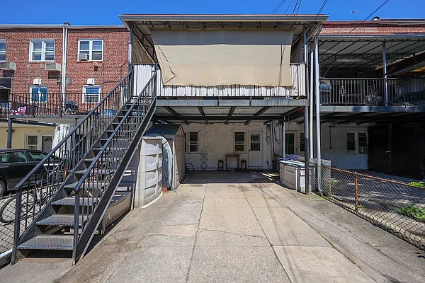 Sold by Momentum Real Estate LLC | media 33