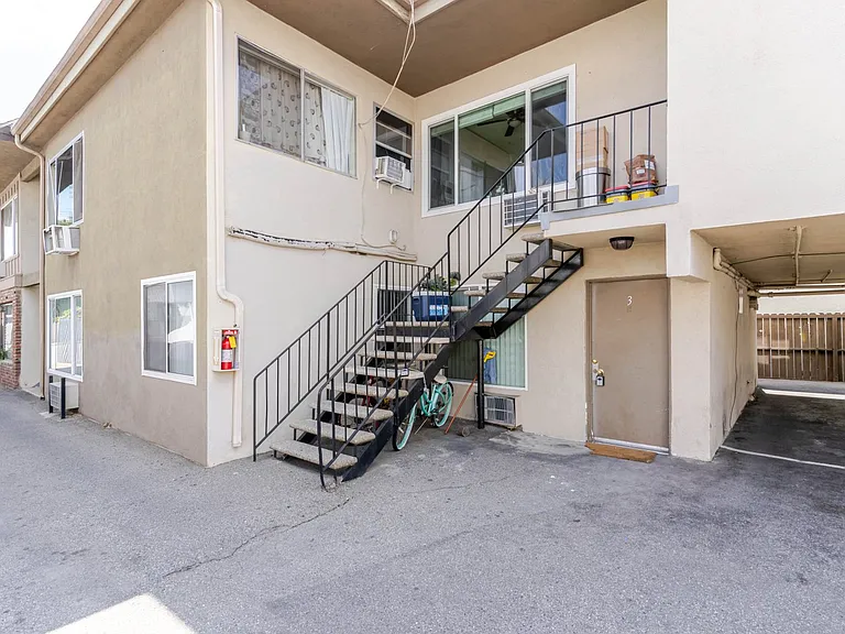 7343 Woodley Ave #3 — Photo 2