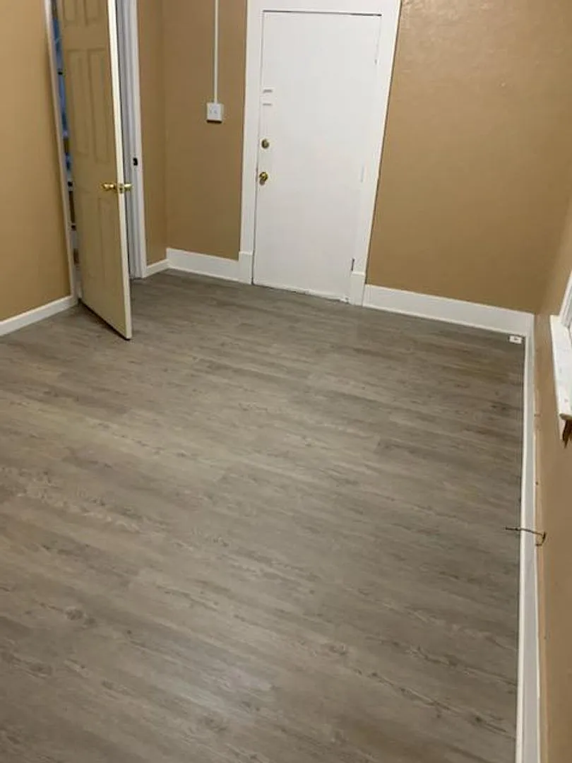 BIG 4 bedroom home — Photo 2