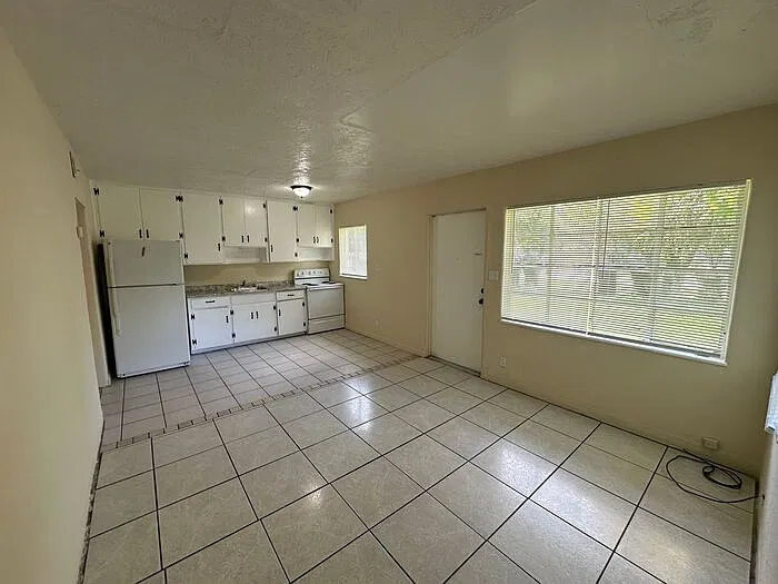 2 bed, 1.0 bath, $1,390 — Photo 2