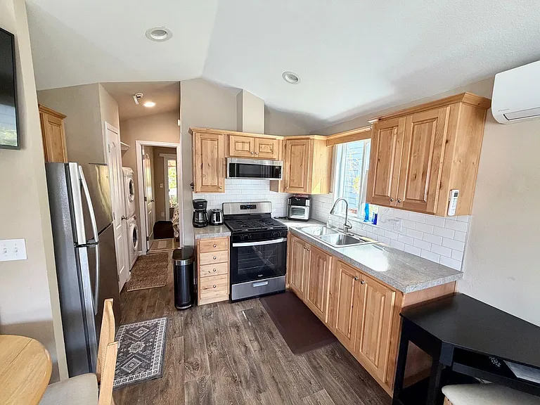 111 Pond Ln — Photo 3