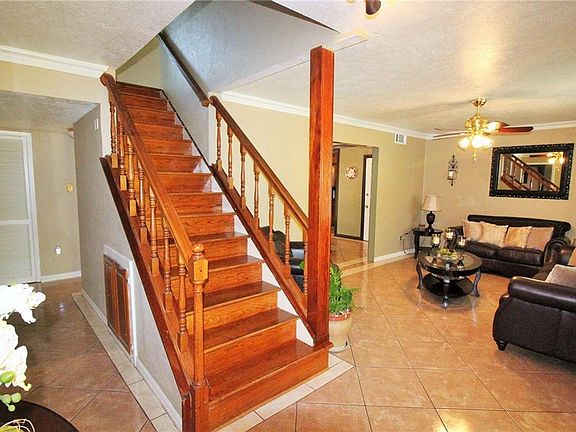 3rd image of 902 Rosewood Ln