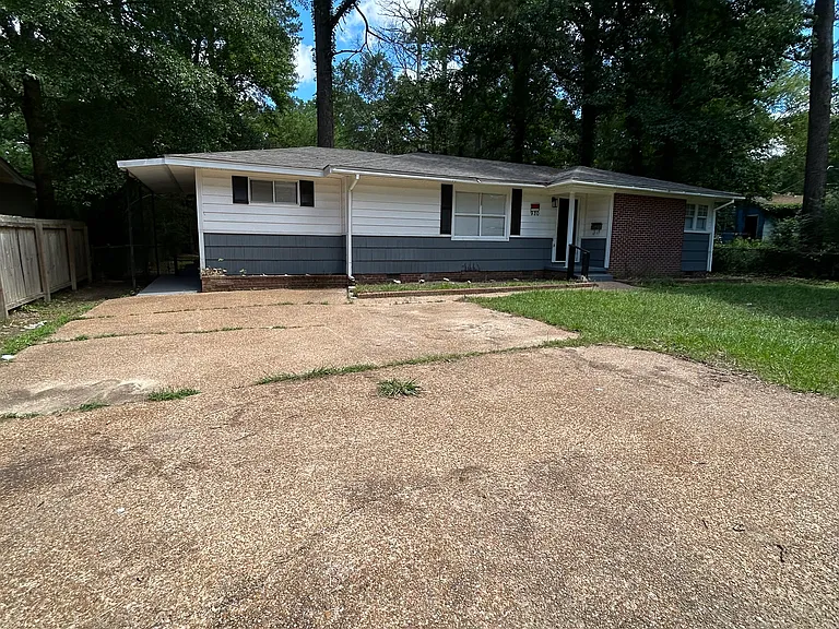920 Woody Dr — Photo 2