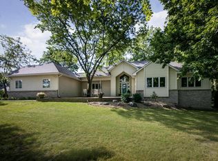 736 Barrington Dr E, Shakopee, MN 55379