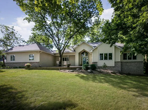 736 Barrington Dr E, Shakopee, MN 55379