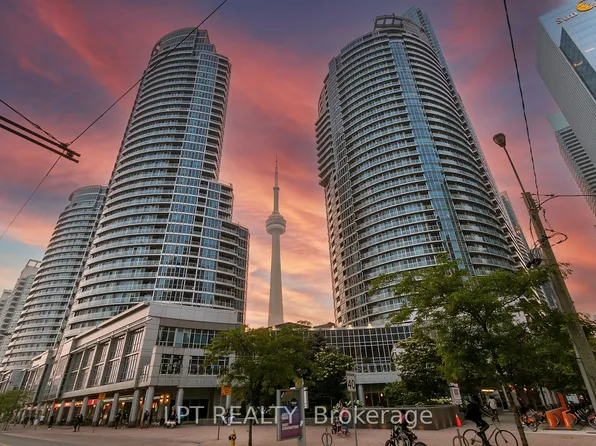 208 Queens Quay W, Toronto, ON