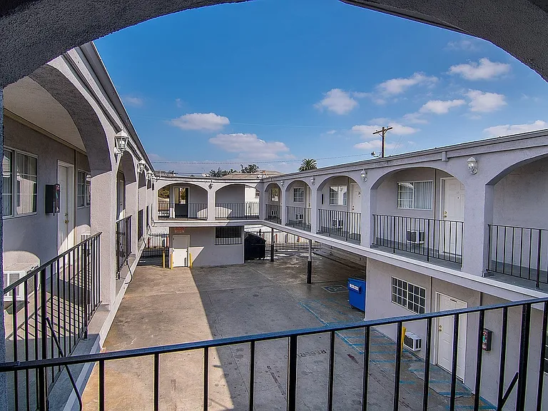 West Adams Studio Apartments — Photo 25