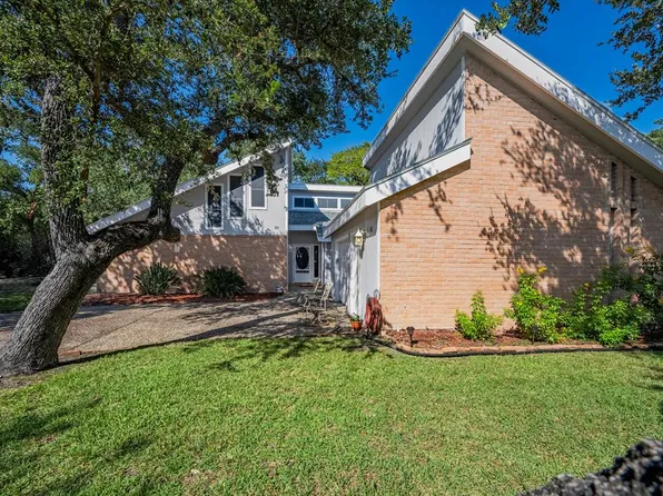 21 S Lake Dr, Rockport, TX 78382