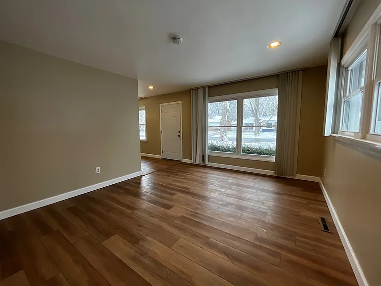28070 Brentwood St — Photo 2