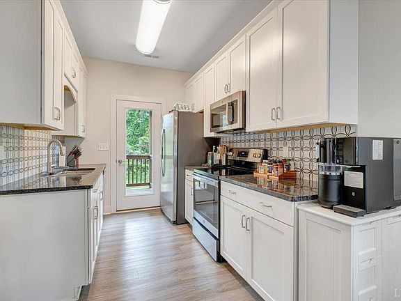 4th image of 3041 Fulton St