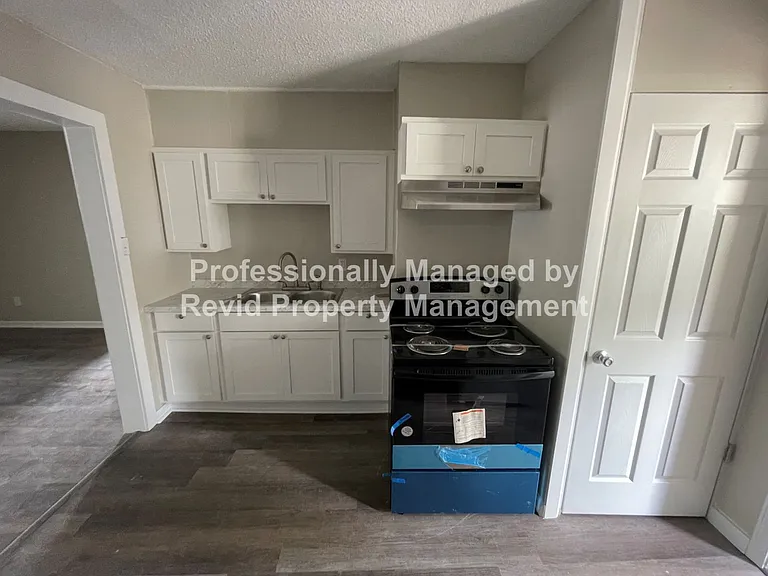 1882 E Person Ave — Photo 7