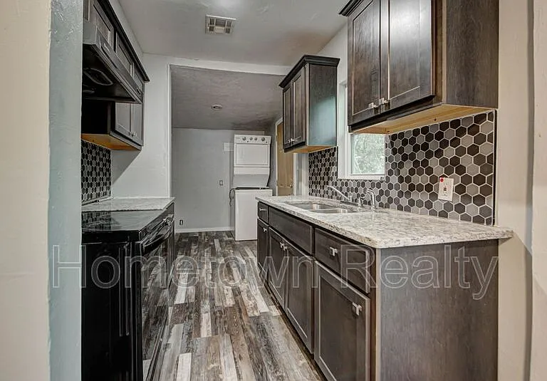 1801 E Madison St — Photo 13