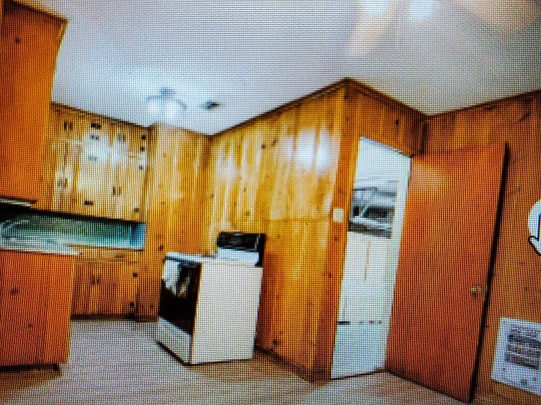 914 Featherston St — Photo 2