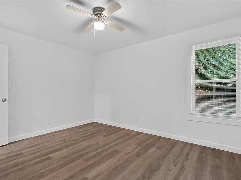 541 NW King St — Photo 17