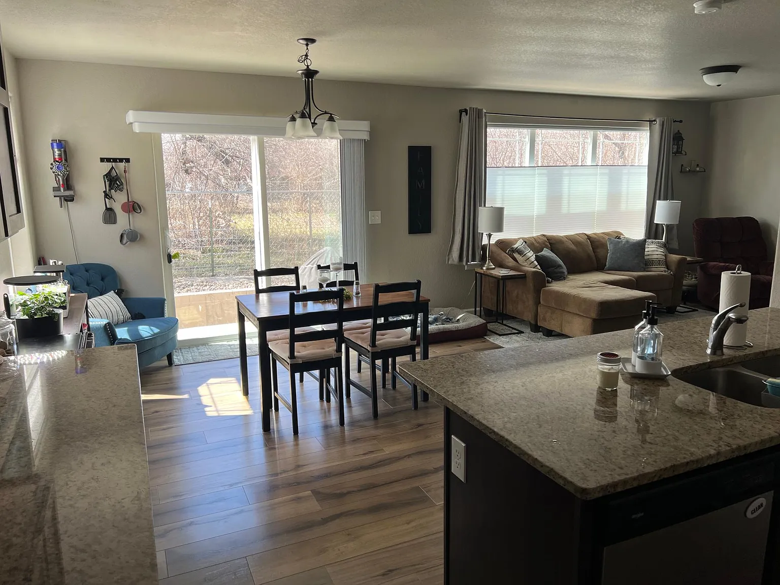 3 bed, 2.5 bath, 1487 sqft, $2,175 — Photo 2