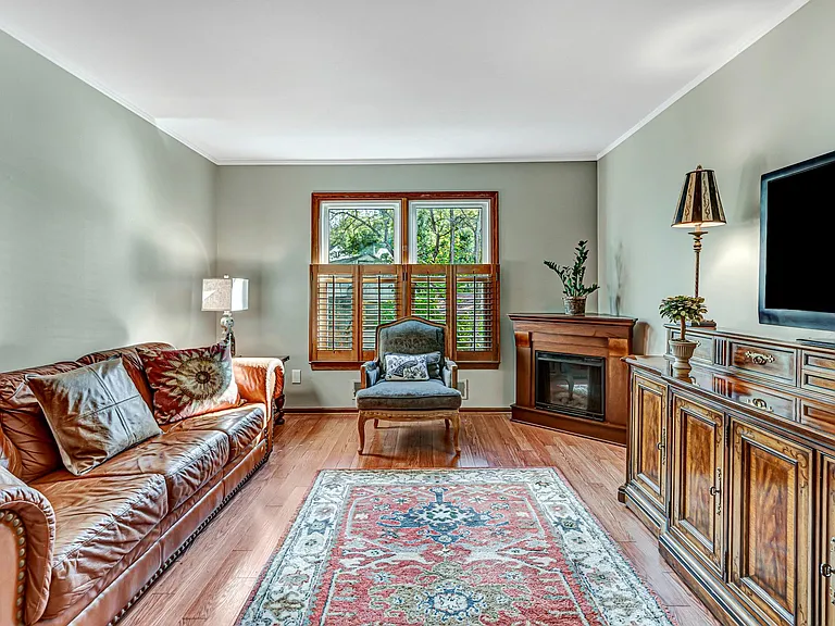 2 Colonial Ct — Photo 2