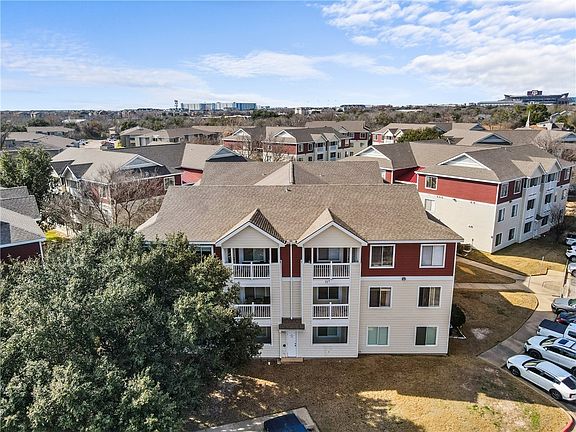 3rd image of 517 Sw Pkwy #101