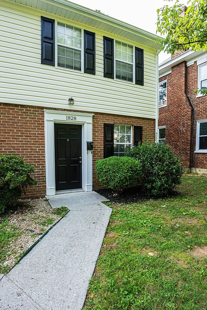 New Listing! — Photo 4