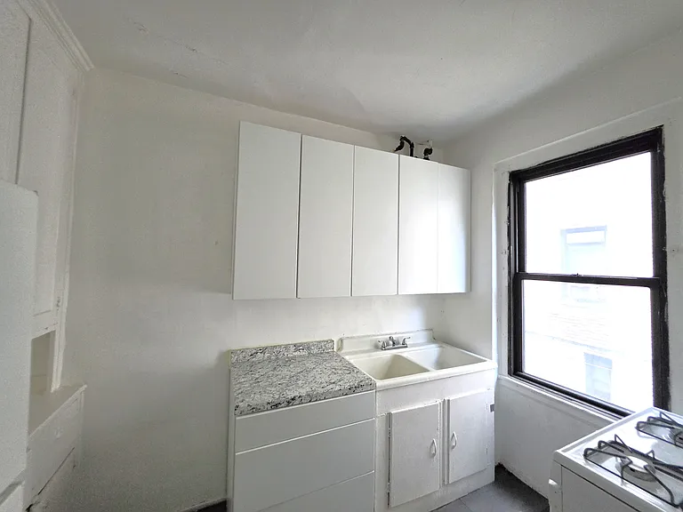 21-15 33rd St #2F — Photo 2