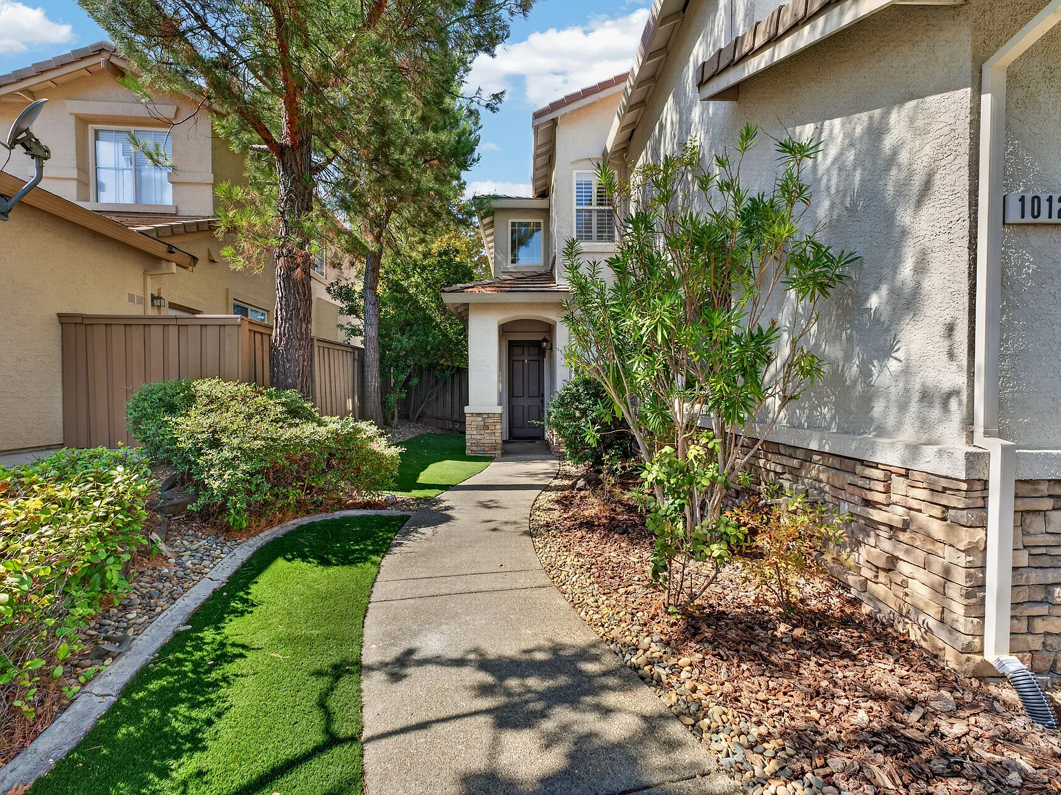 3 bed, 2.5 bath, 2447 sqft, $3,495 — Photo 2