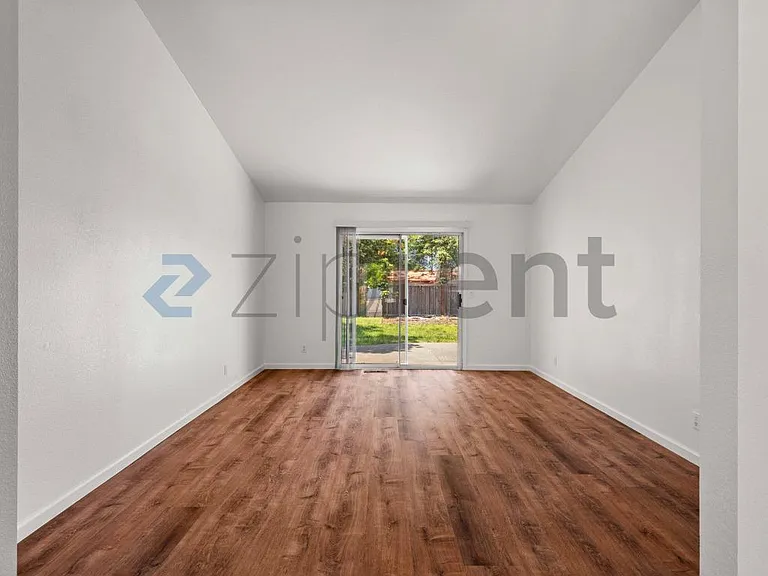 1425 Country Manor Dr — Photo 5