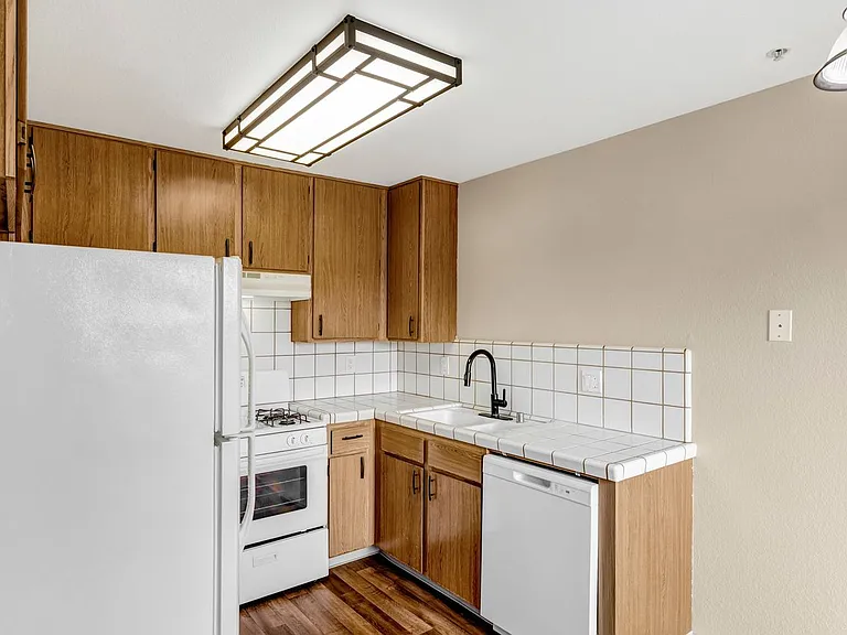 The Gables Apartments — Photo 9
